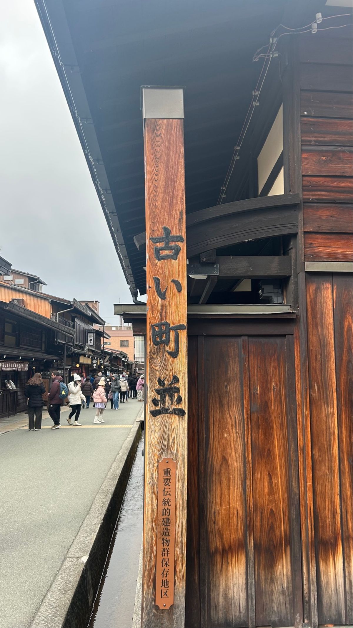 高山に戻って、古い町並みを食べ歩き。
飛騨牛まみれ。
みたらし団子はなんだ...