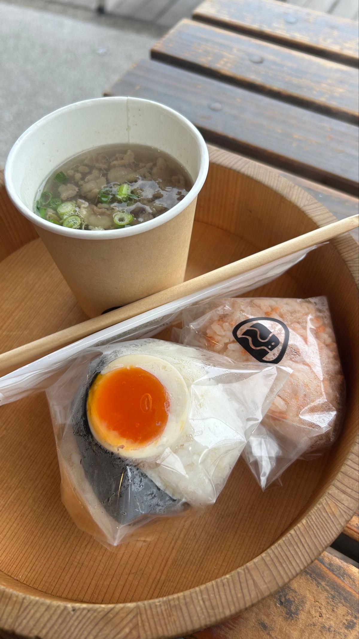 次の日は早起きして、宮川朝市をお散歩。
川沿い歩くのすきー🏞
寒空の下で食...