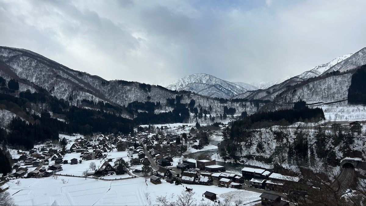そして白川郷へ☘️
雪が溶けつつもまだ雪景色も楽しめて、地面つるつるでスケ...