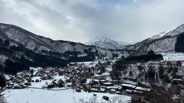 日本・岐阜県「リベンジ旅⛄️」の写真：そして白川郷へ☘️
雪が溶けつつもまだ雪...