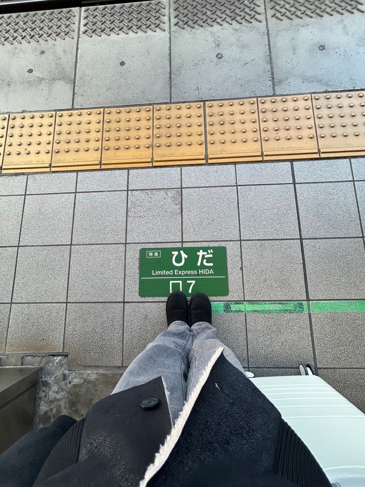 特急ひだで高山駅まで🚄
川沿いがキラキラで、雪もまだ残ってて、とっても心地...