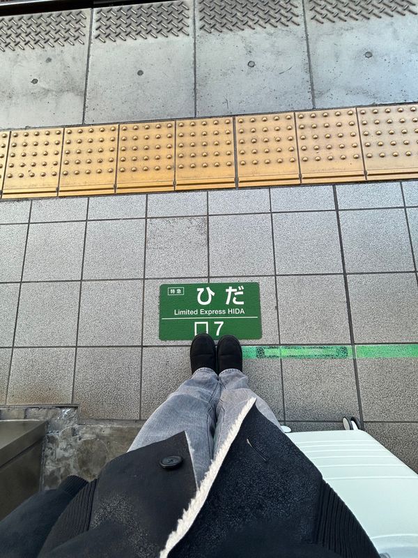 日本・岐阜県「リベンジ旅⛄️」の写真：特急ひだで高山駅まで🚄
川沿いがキラキラ...