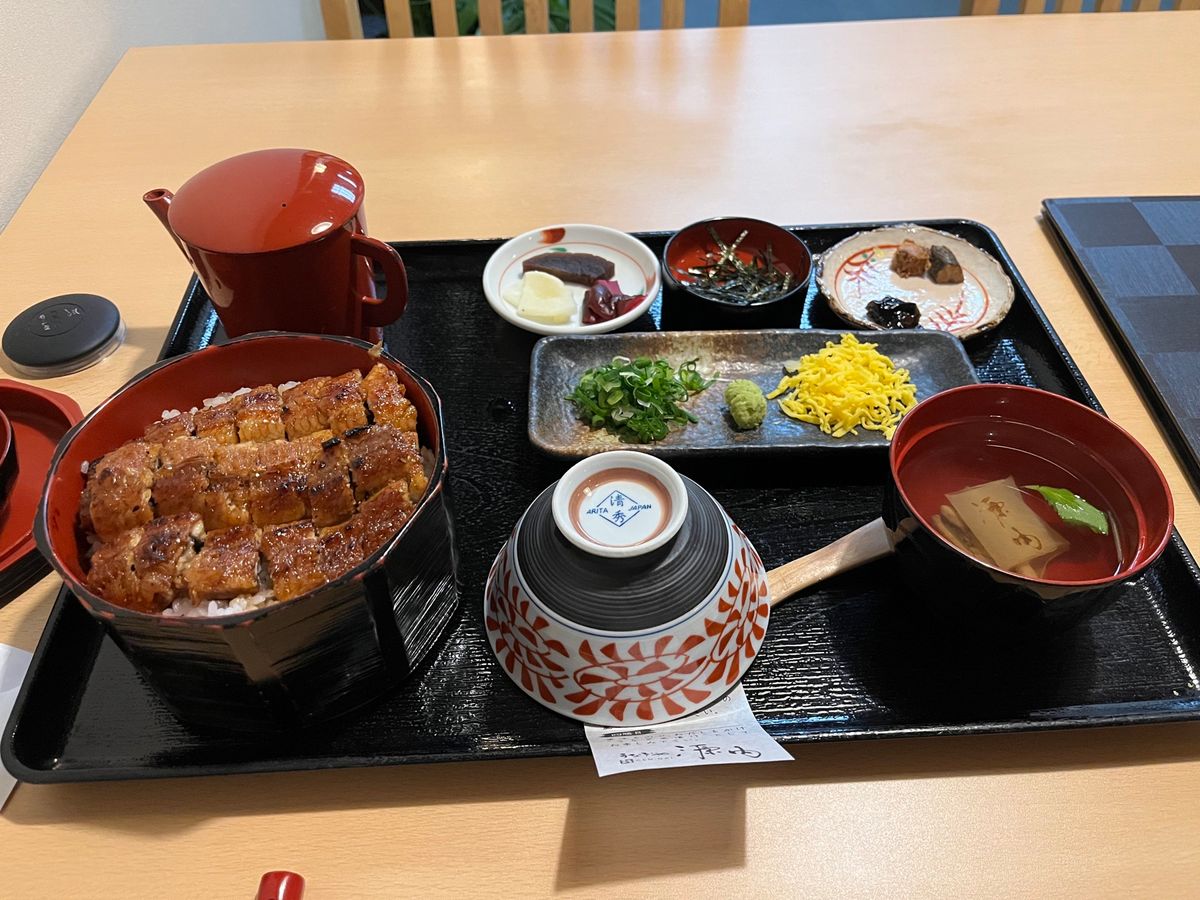 食事は近江牛と鰻