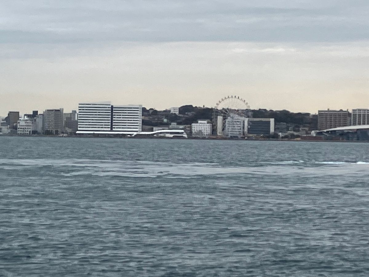 門司港から唐戸市場までは渡し船で
あいにくの天気と季節風で寒かった