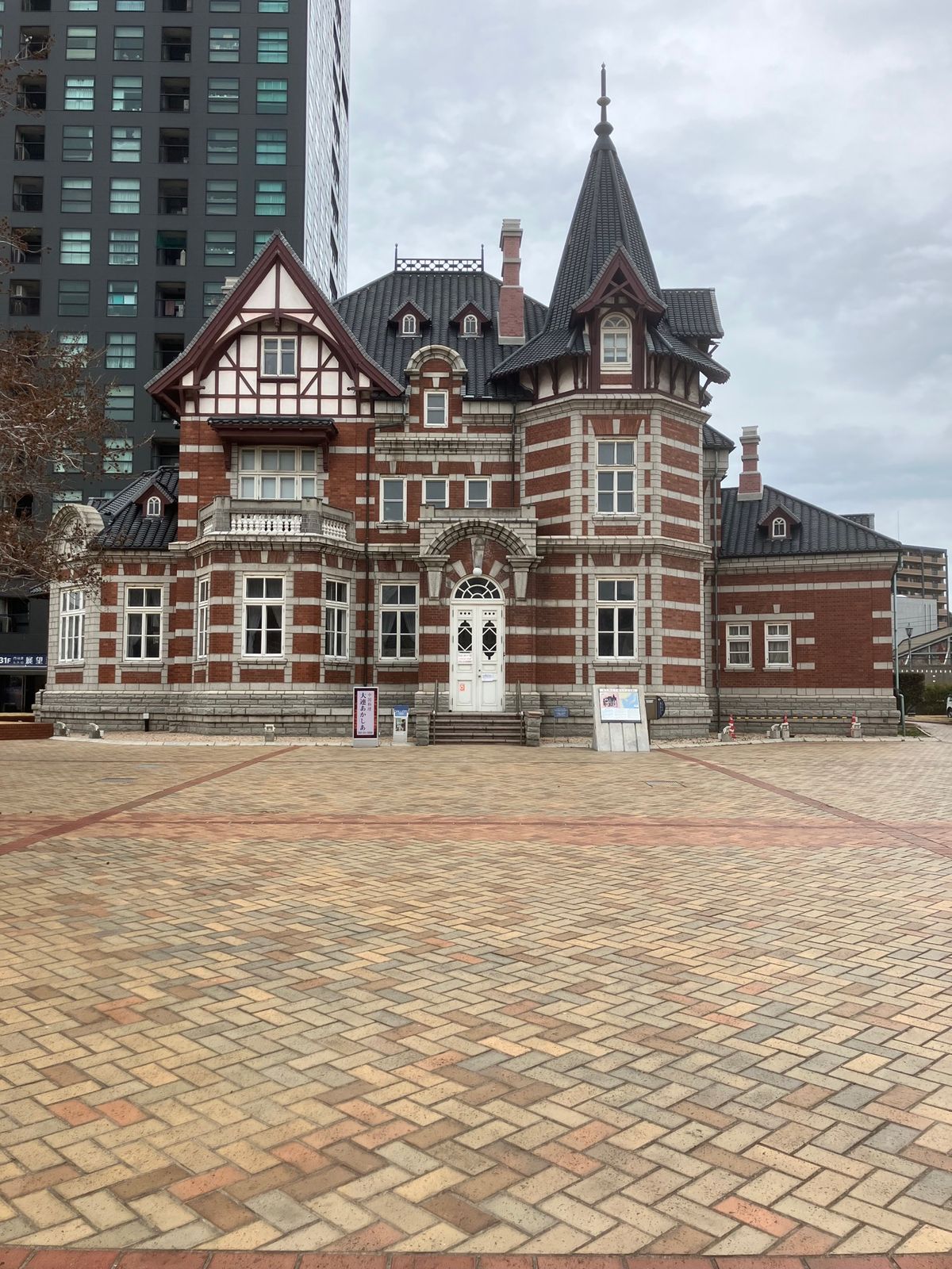 再び門司港へ。
バナナの叩き売りの発祥の地らしい
建物は大正ロマン？溢れる...