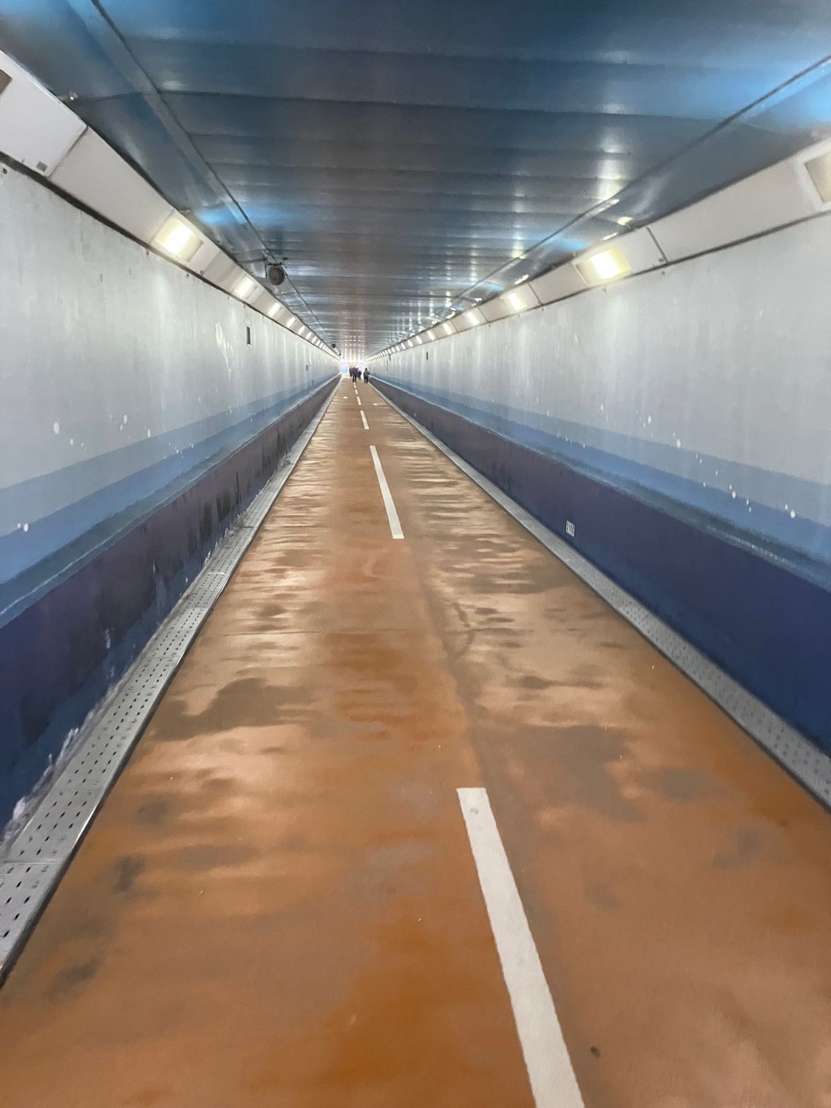 歩いて海峡横断。
去年話題のあの映画のような雰囲気w