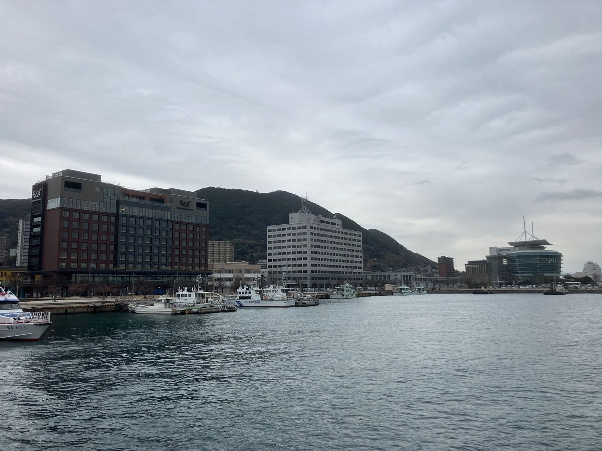 門司港から唐戸市場までは渡し船で
あいにくの天気と季節風で寒かった