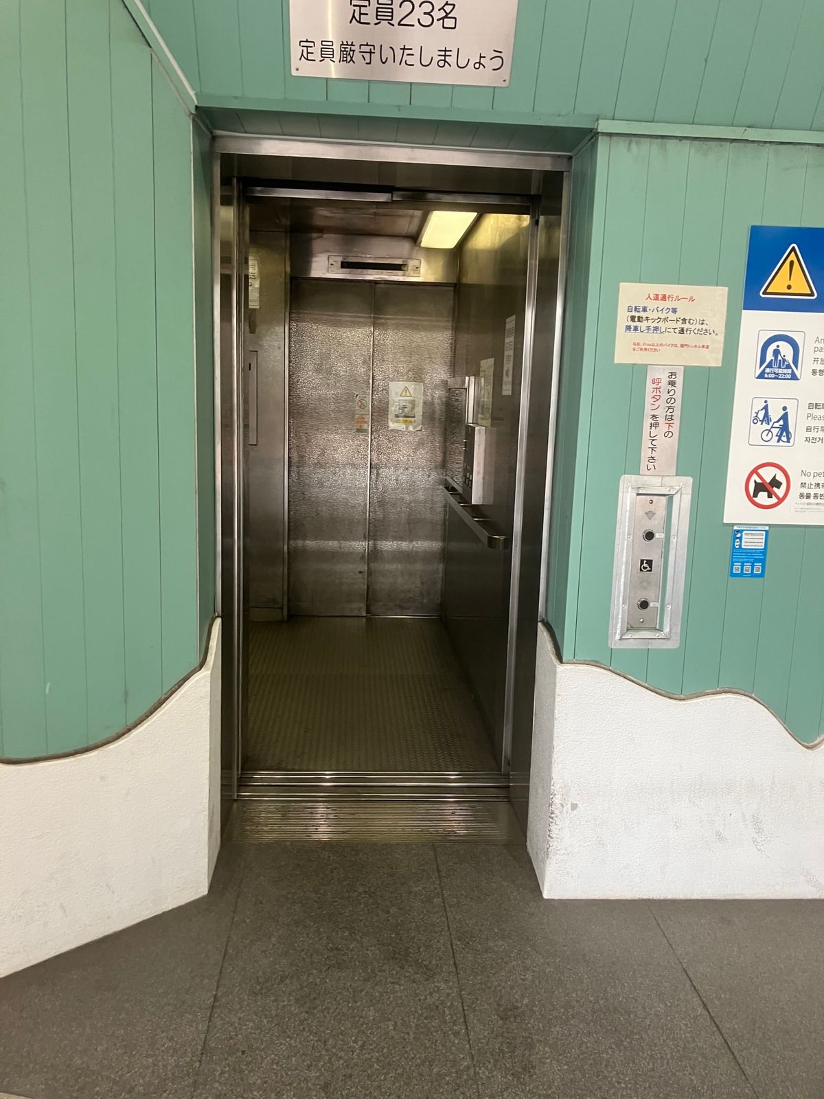 歩いて海峡横断。
去年話題のあの映画のような雰囲気w