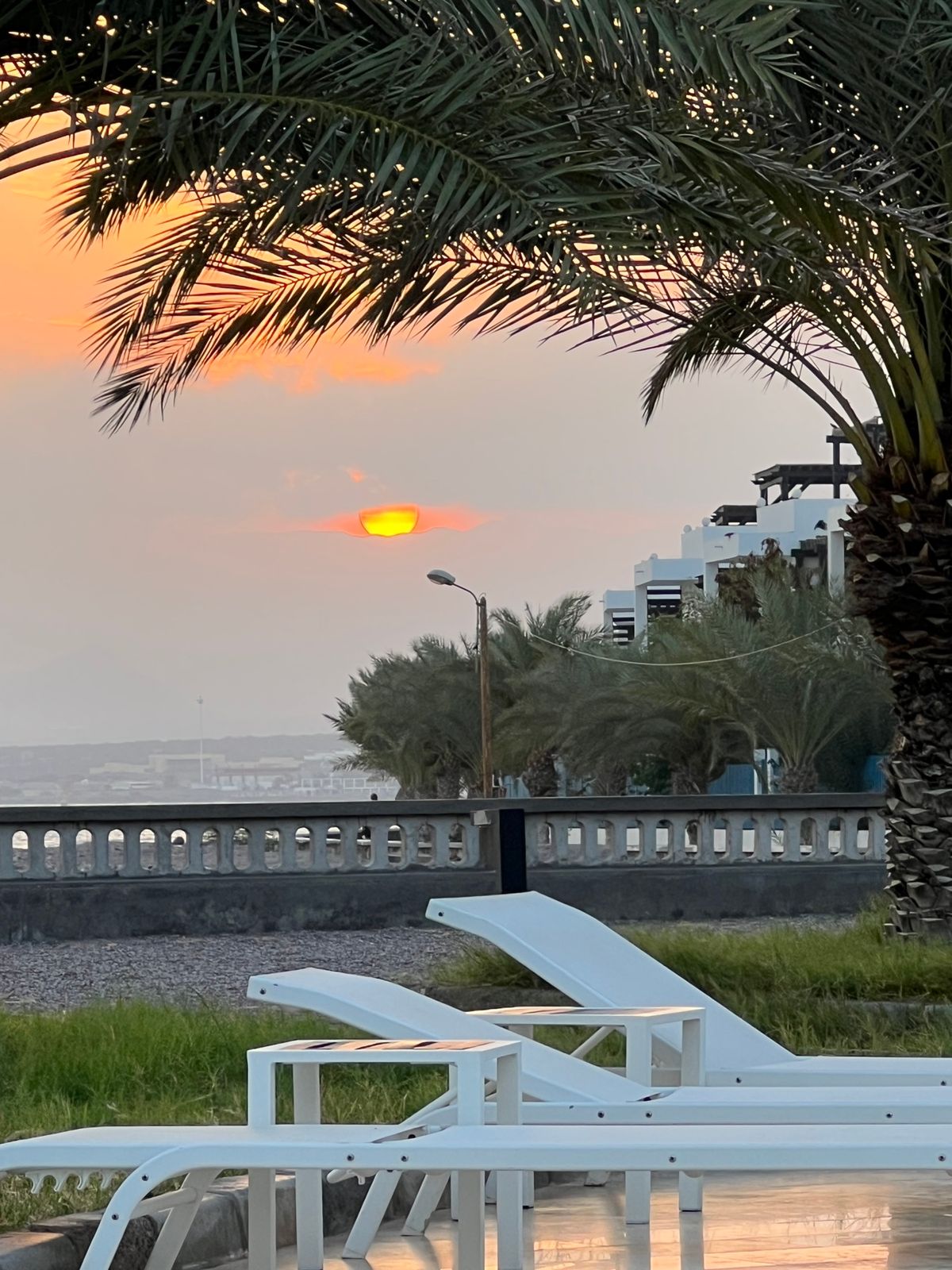 ホテルで夕焼けを眺める
