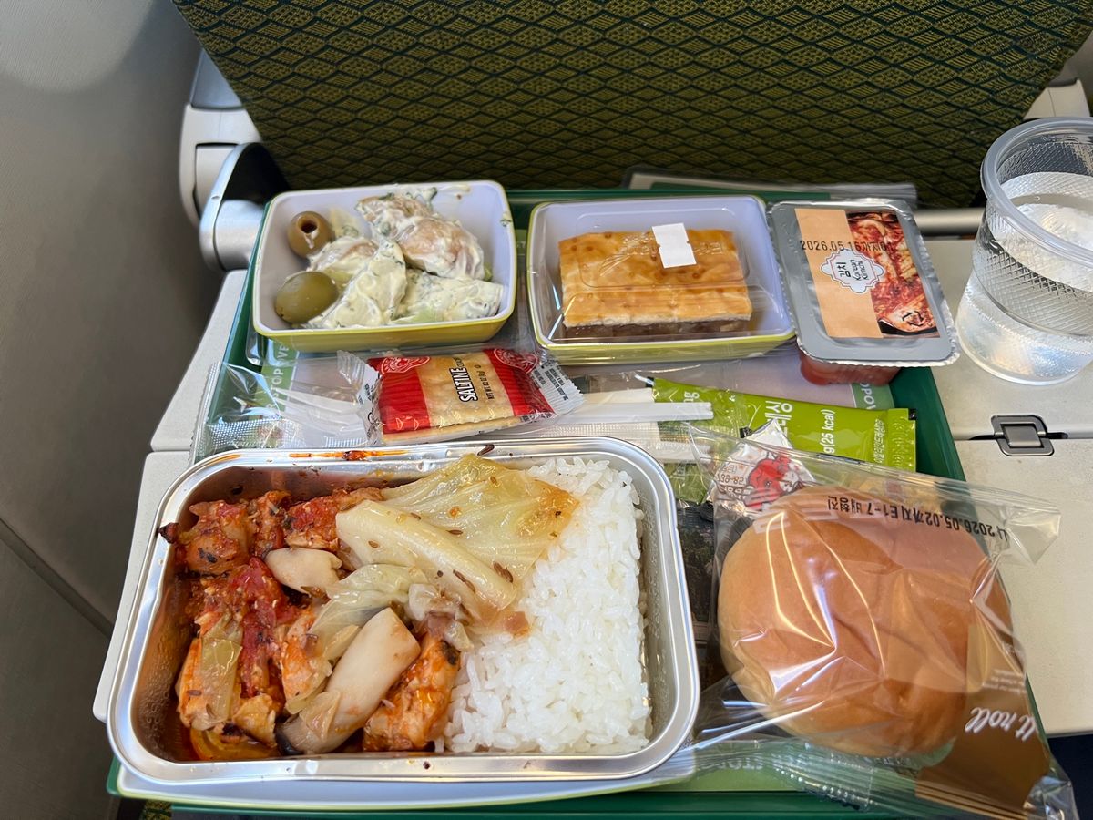 エチオピア航空エコノミークラス
3席空いていて眠れました
後方座席が良いですよ