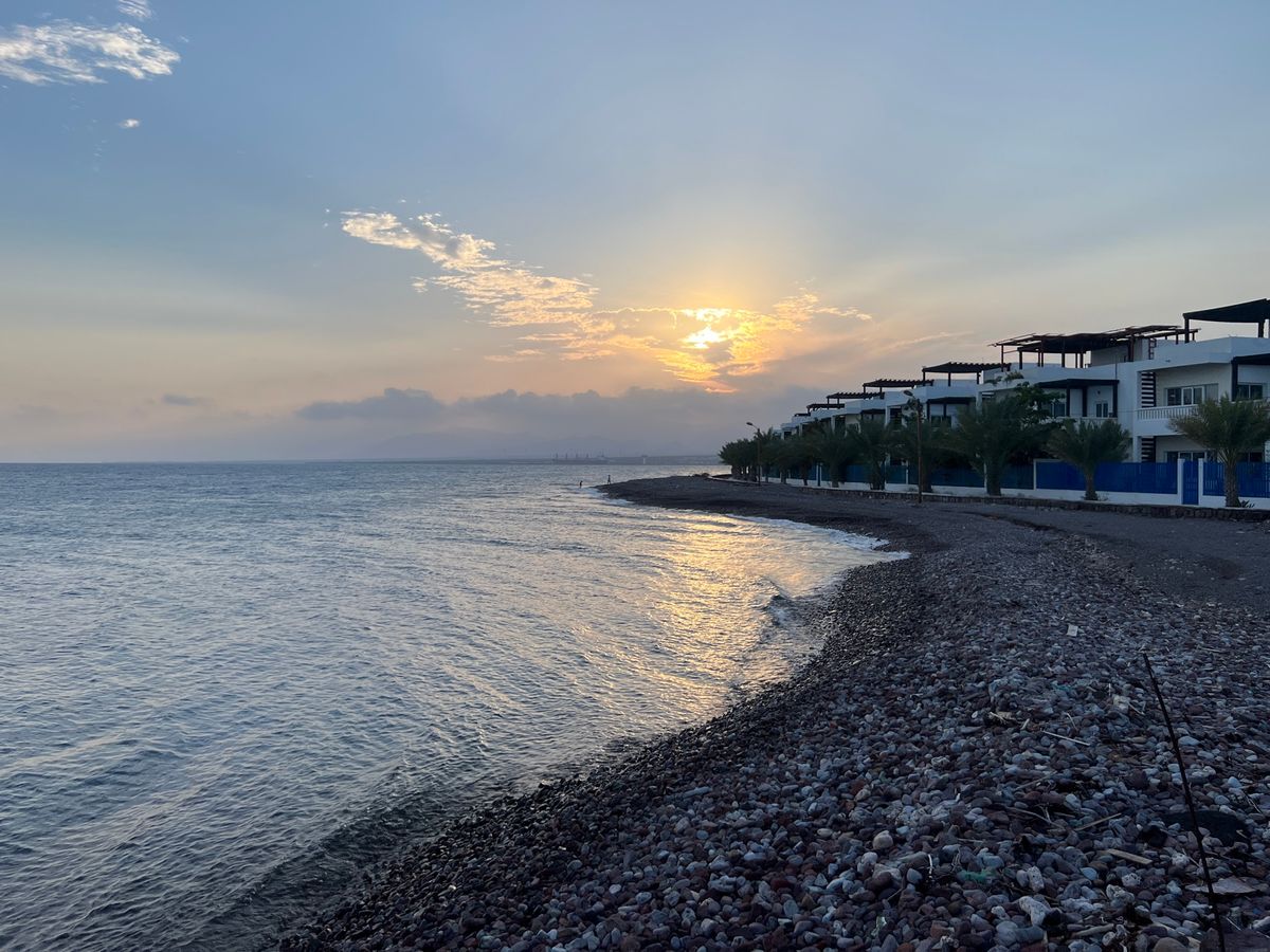 ホテルで夕焼けを眺める