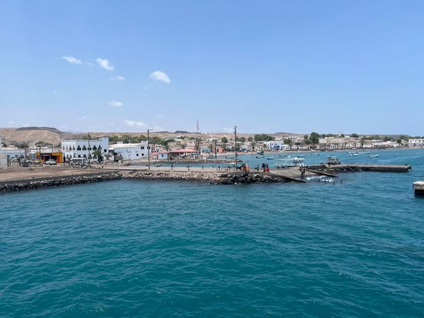 ジブチ・Djibouti「ジブチ出張」の写真：タジュラの港とシェラトンホテルの海