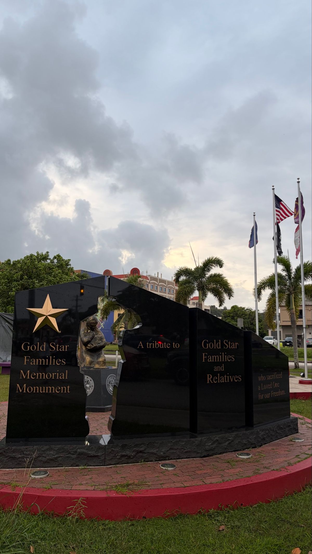 1イーパオビーチ
2チャモロビレッジ　ナイトマーケット
3.4グアム博物館
