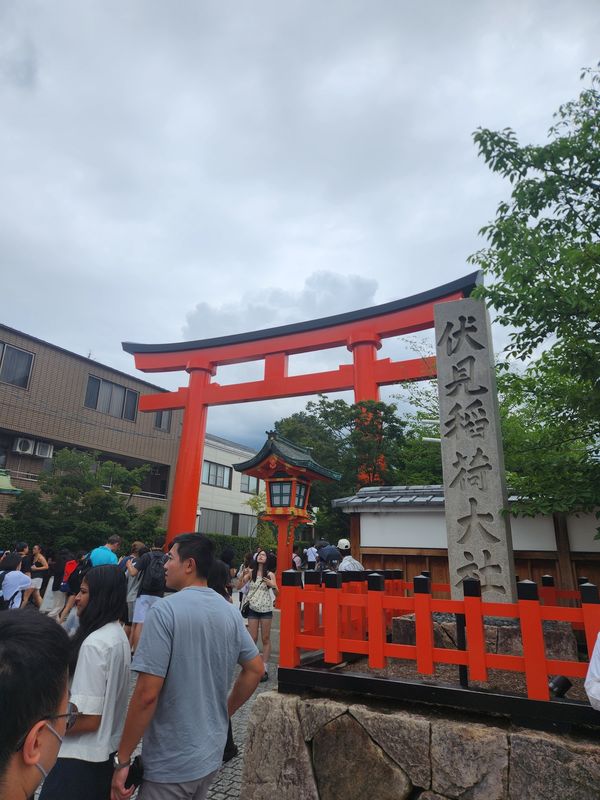 日本・京都府「万博→京都旅」の写真：伏見稲荷人多すぎ😨