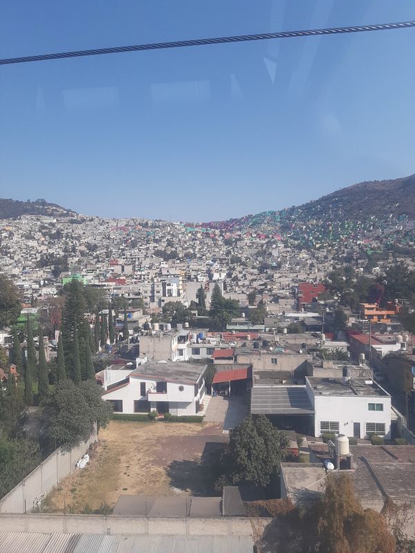 メキシコ・メキシコシティ「メキシコ」の写真：ケーブルカー1号線からの風景。住宅がひし...