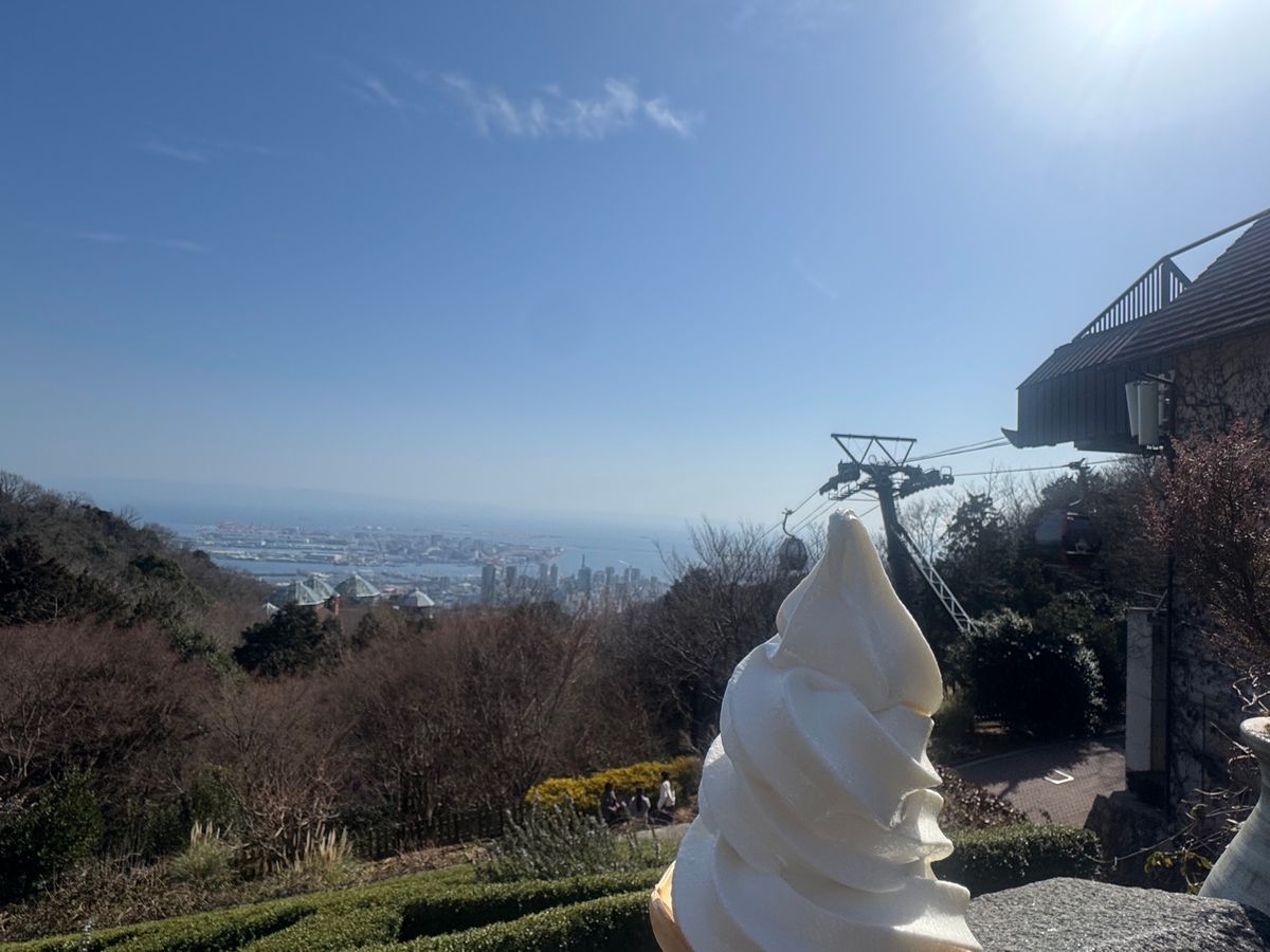 ハーブ園
暖かくて凄くいい天気
早々にソフトクリームを食す🍦
ハーブという...