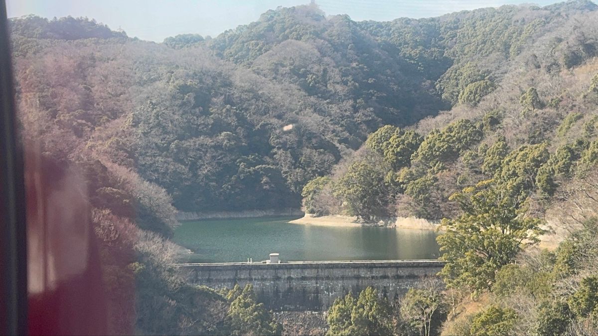 ロープーウェイに乗って頂上にあるハーブ園へ
ロープーウェイから滝とダムが見...