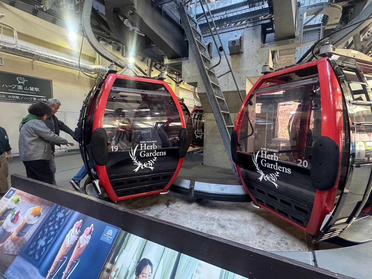 ロープーウェイに乗って頂上にあるハーブ園へ
ロープーウェイから滝とダムが見...