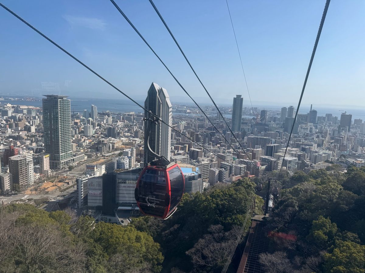 ロープーウェイに乗って頂上にあるハーブ園へ
ロープーウェイから滝とダムが見...