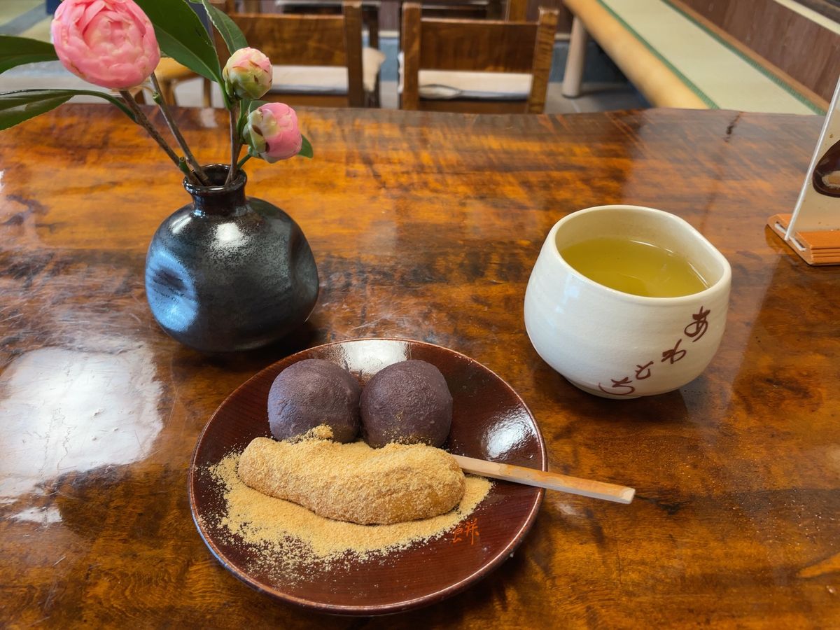 再び天満宮前に戻って、澤屋の粟餅をいただきました。