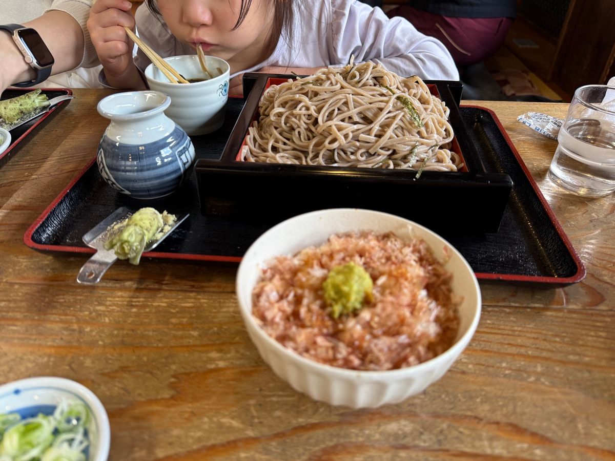 七滝茶屋で昼食。パフェが安い。