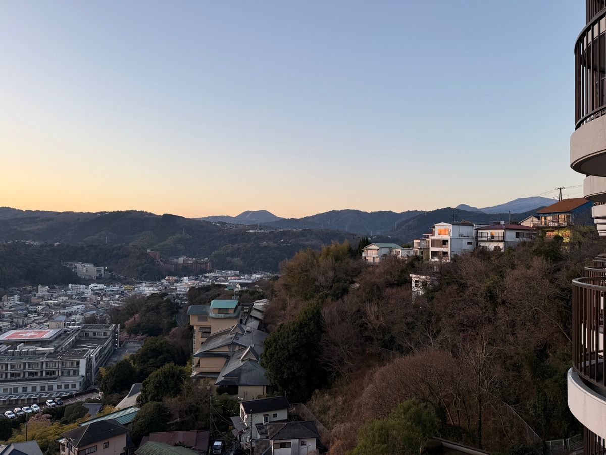 クリオ伊東8階から見える朝の景色。
