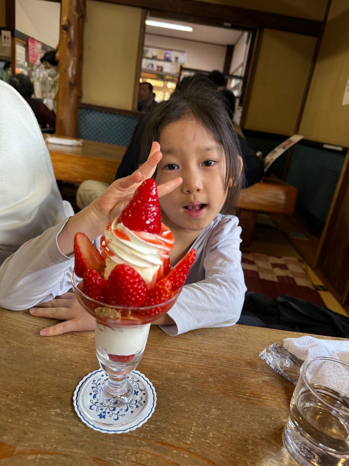 七滝茶屋で昼食。パフェが安い。