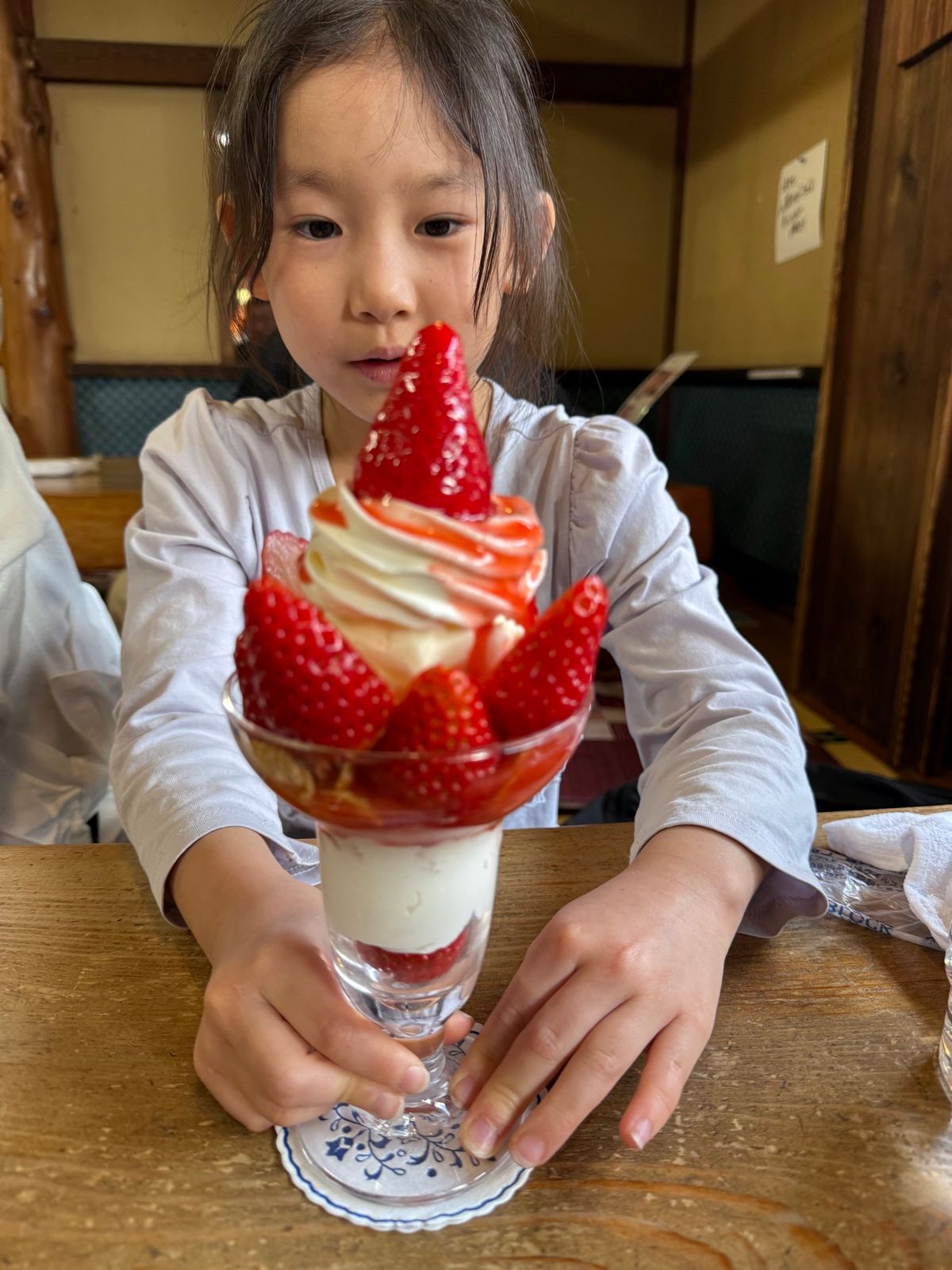 七滝茶屋で昼食。パフェが安い。