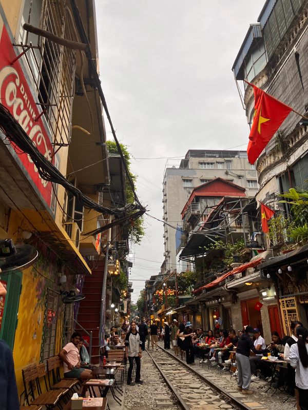 ベトナム・ハノイ「ハノイ」の写真：トレイストリート
本当に目の前に電車が走...