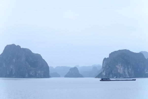 ベトナム・ハノイ「ハノイ」の写真：ハロン湾
世界遺産のカルスト地形
大小の...