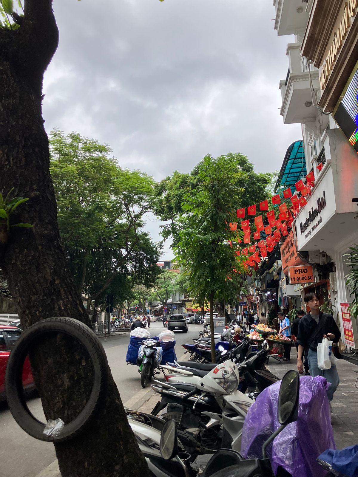 ハノイ市内にはたくさん国旗が掲げられてて
日本ではない綺麗な景色だなあと
...