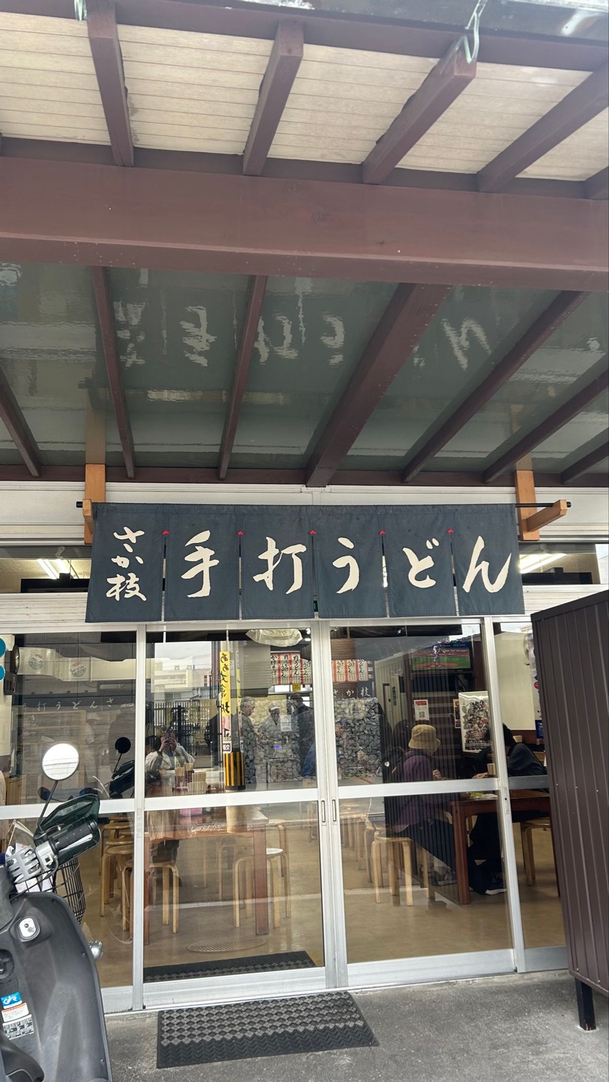 高松駅についてまずは、うどん◥█̆̈◤࿉∥
住宅街の中に並んでいたうどん。...