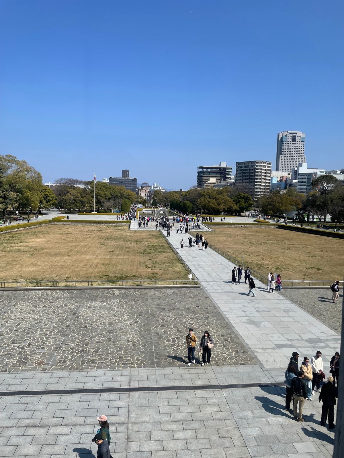 日本人に生まれたからには一度は見ておかないとと思って訪問
世界から戦争がな...