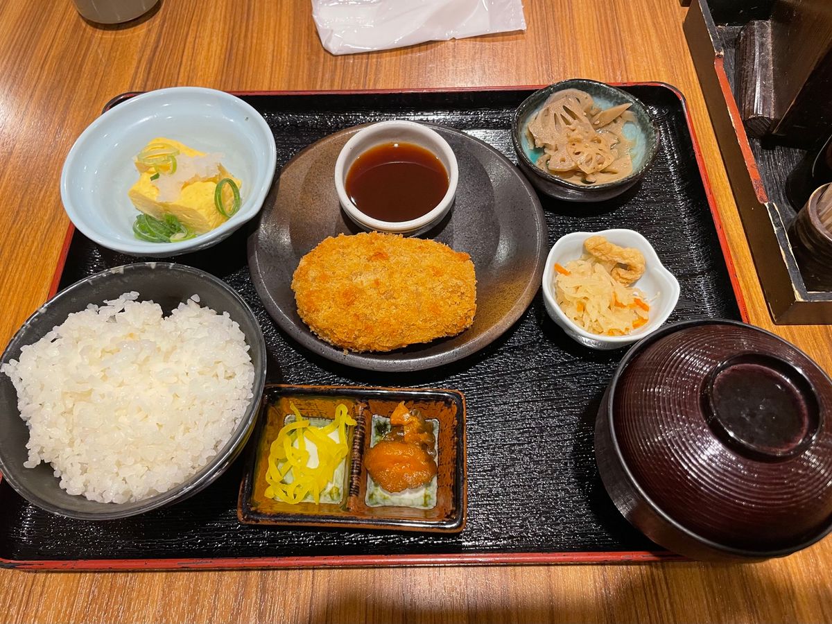 湖の駅浜大津の中にあるレストランで近江牛コロッケ御膳。この定食も小説「成瀬...