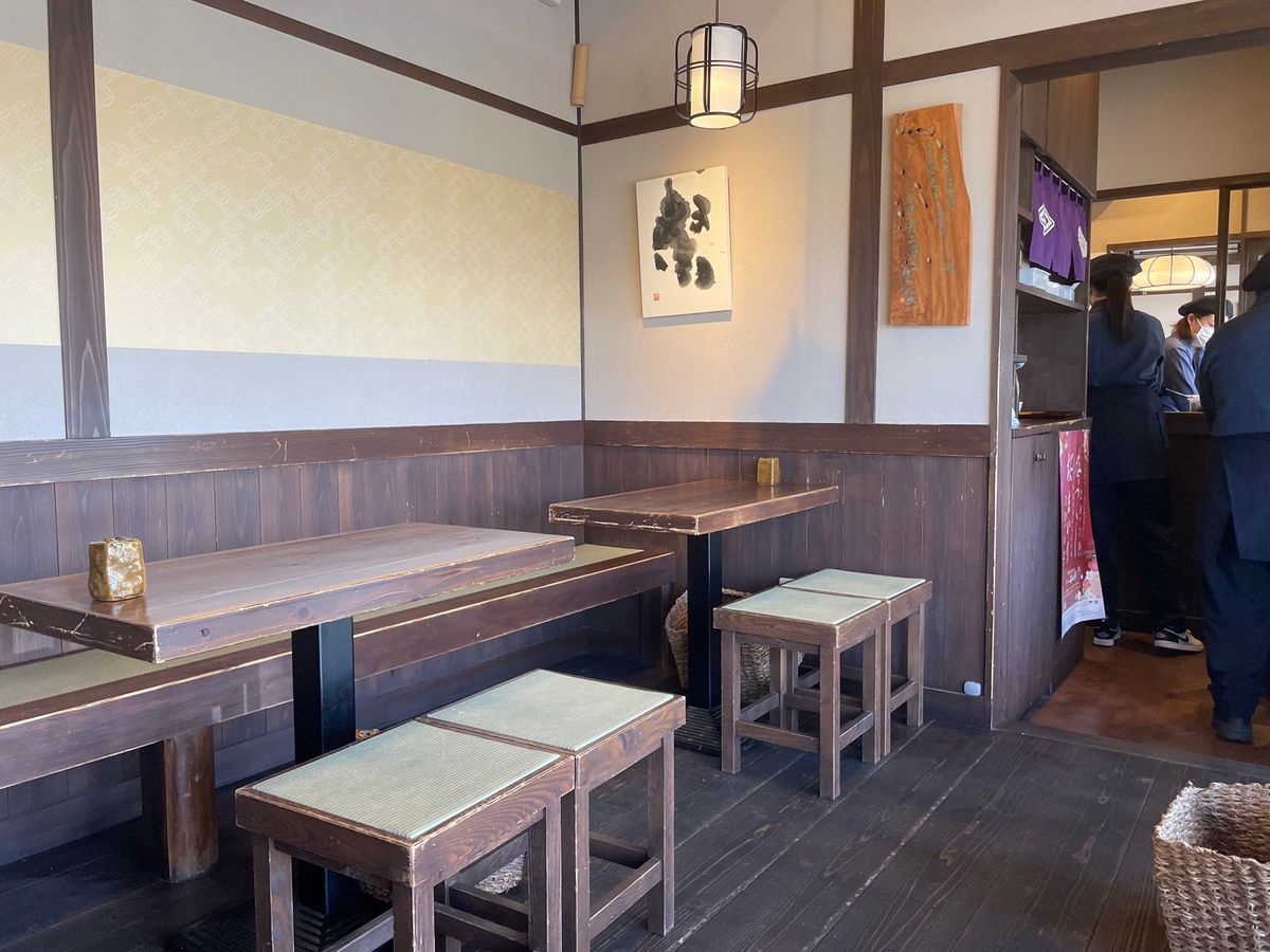 門前の和菓子屋さんで一休み。名物の石餅をいただきました。