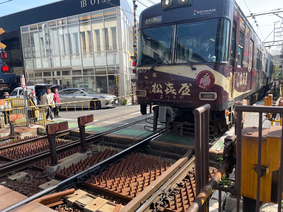 京都から膳所駅へ。ここから京阪に乗り換えて石山寺へ。京阪膳所駅の近くには、...