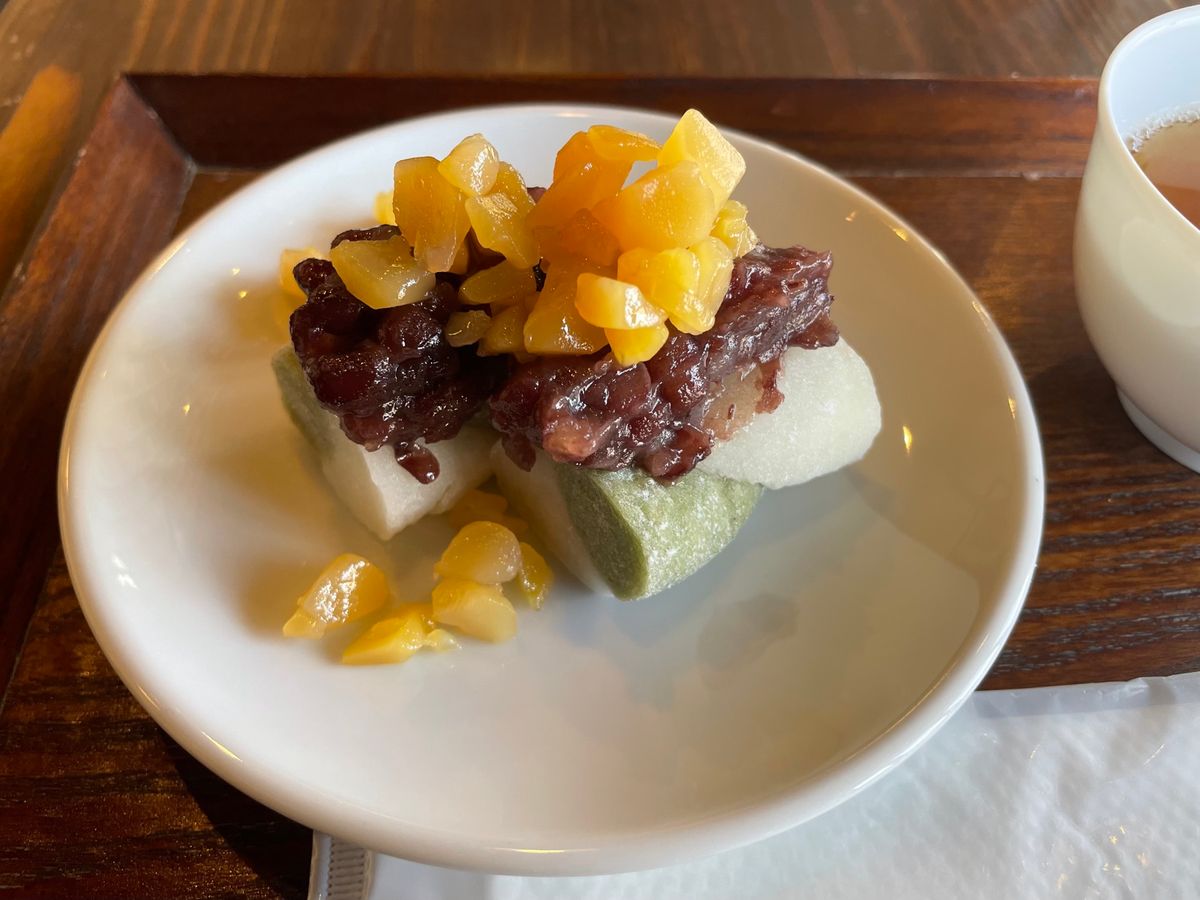 門前の和菓子屋さんで一休み。名物の石餅をいただきました。