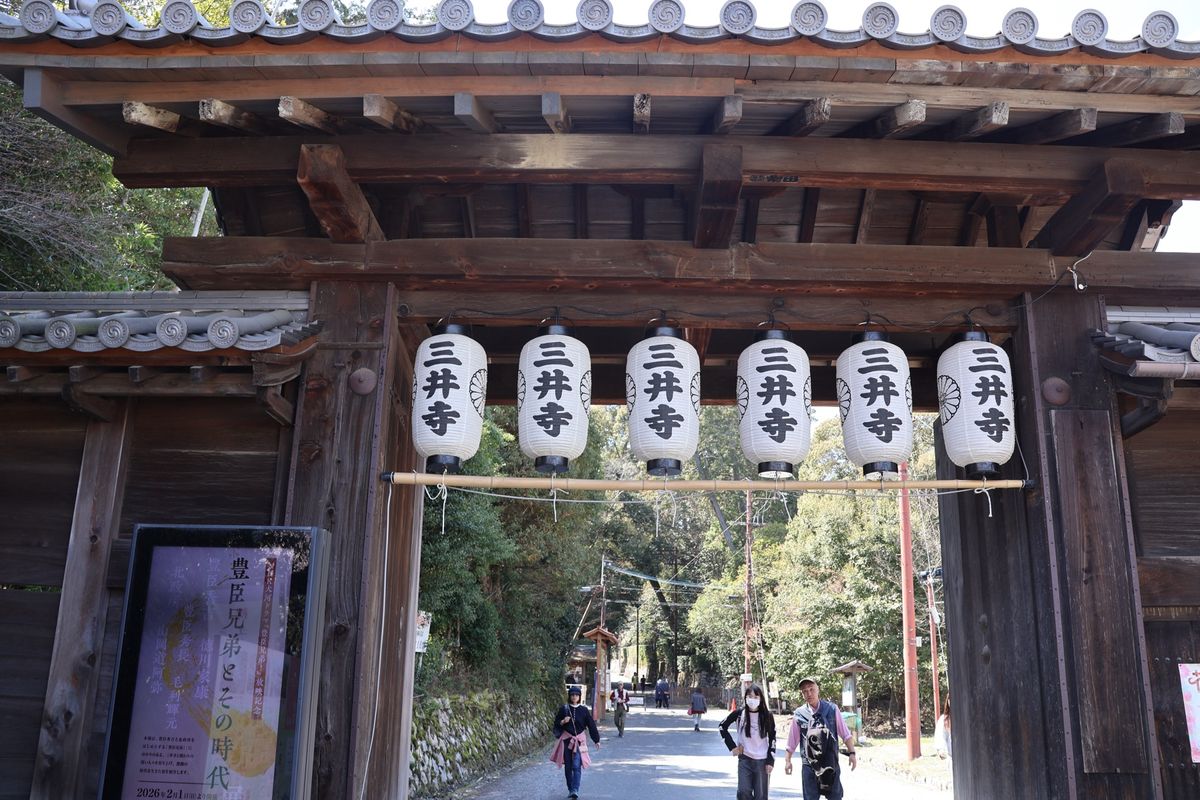 三井寺。ここは桜も見事でした。