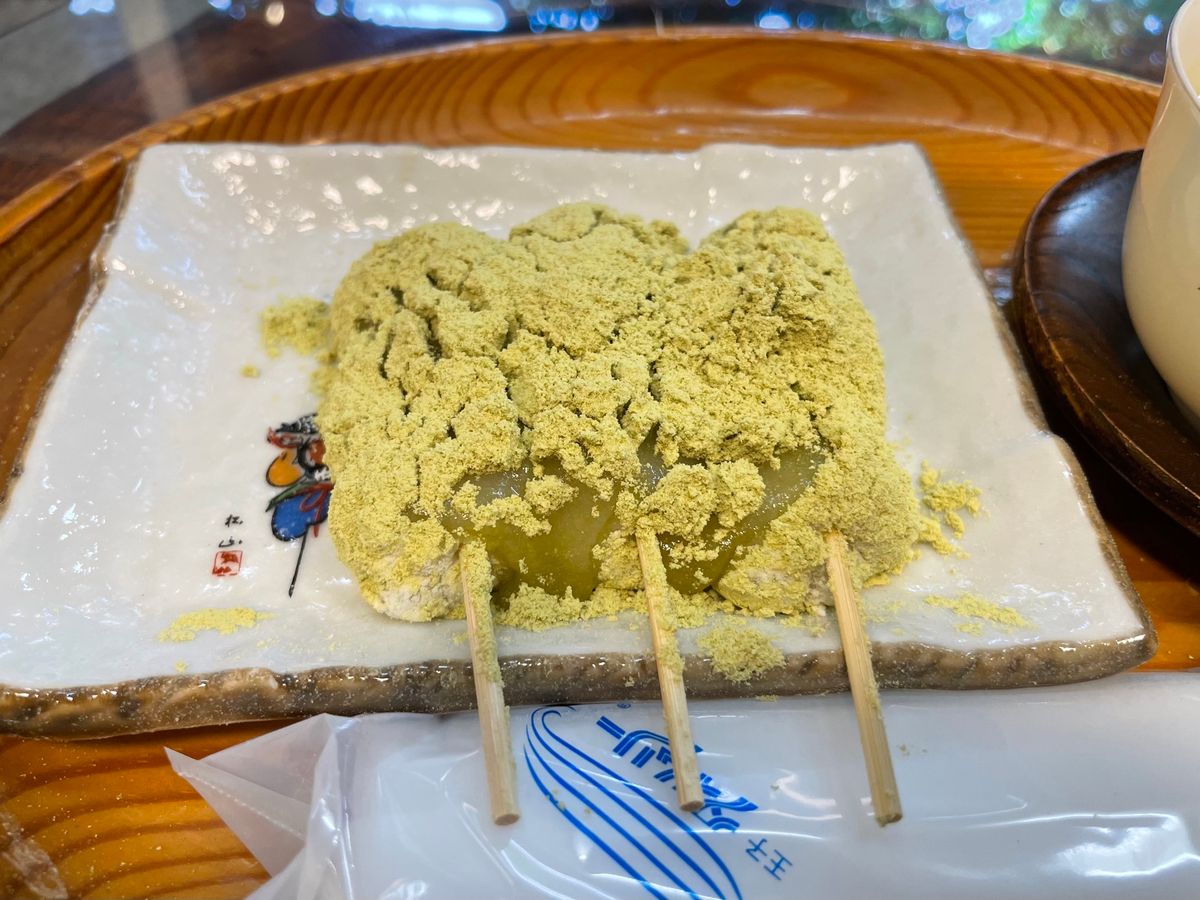 浜大津近くの老舗の和菓子屋でこちらのお店の名物力餅をいただきました。