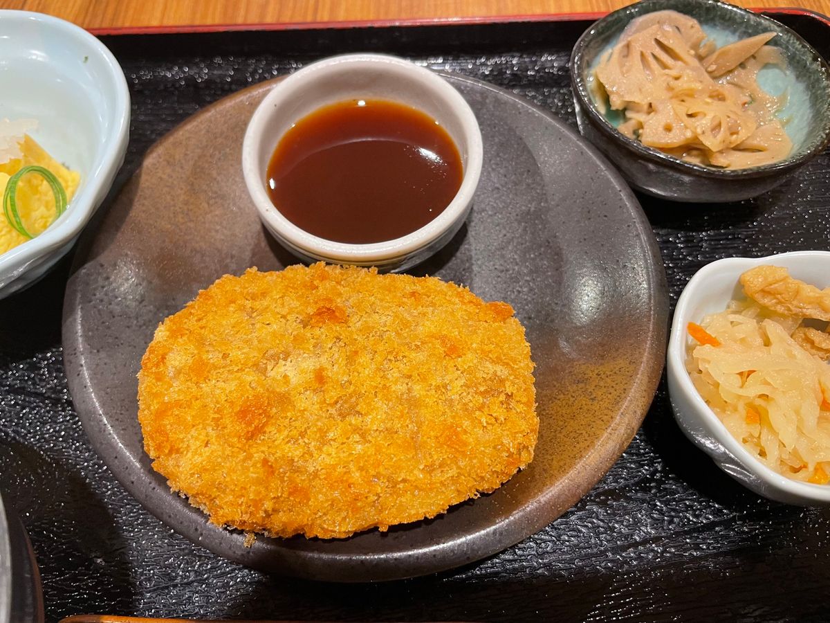 湖の駅浜大津の中にあるレストランで近江牛コロッケ御膳。この定食も小説「成瀬...