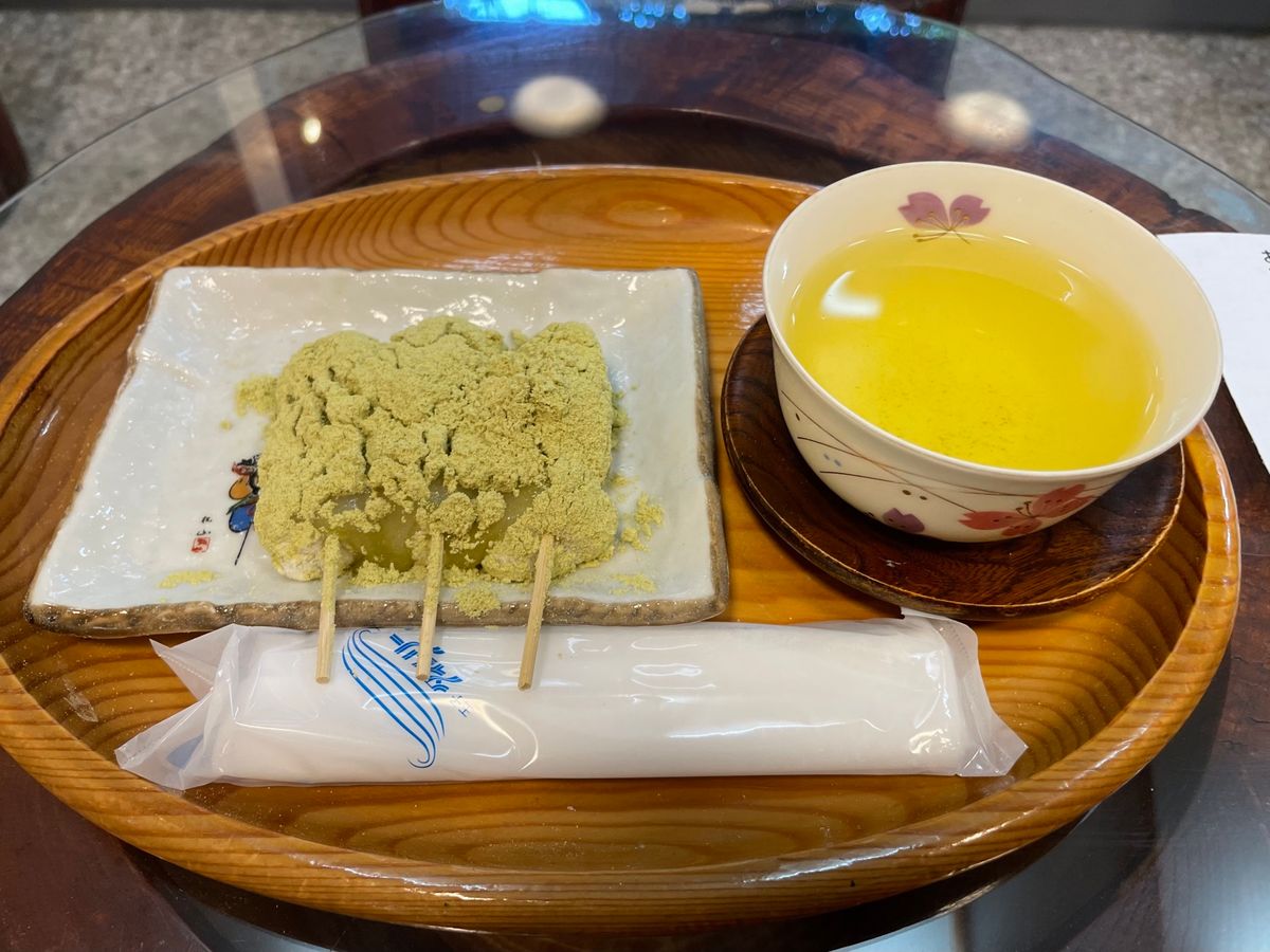 浜大津近くの老舗の和菓子屋でこちらのお店の名物力餅をいただきました。