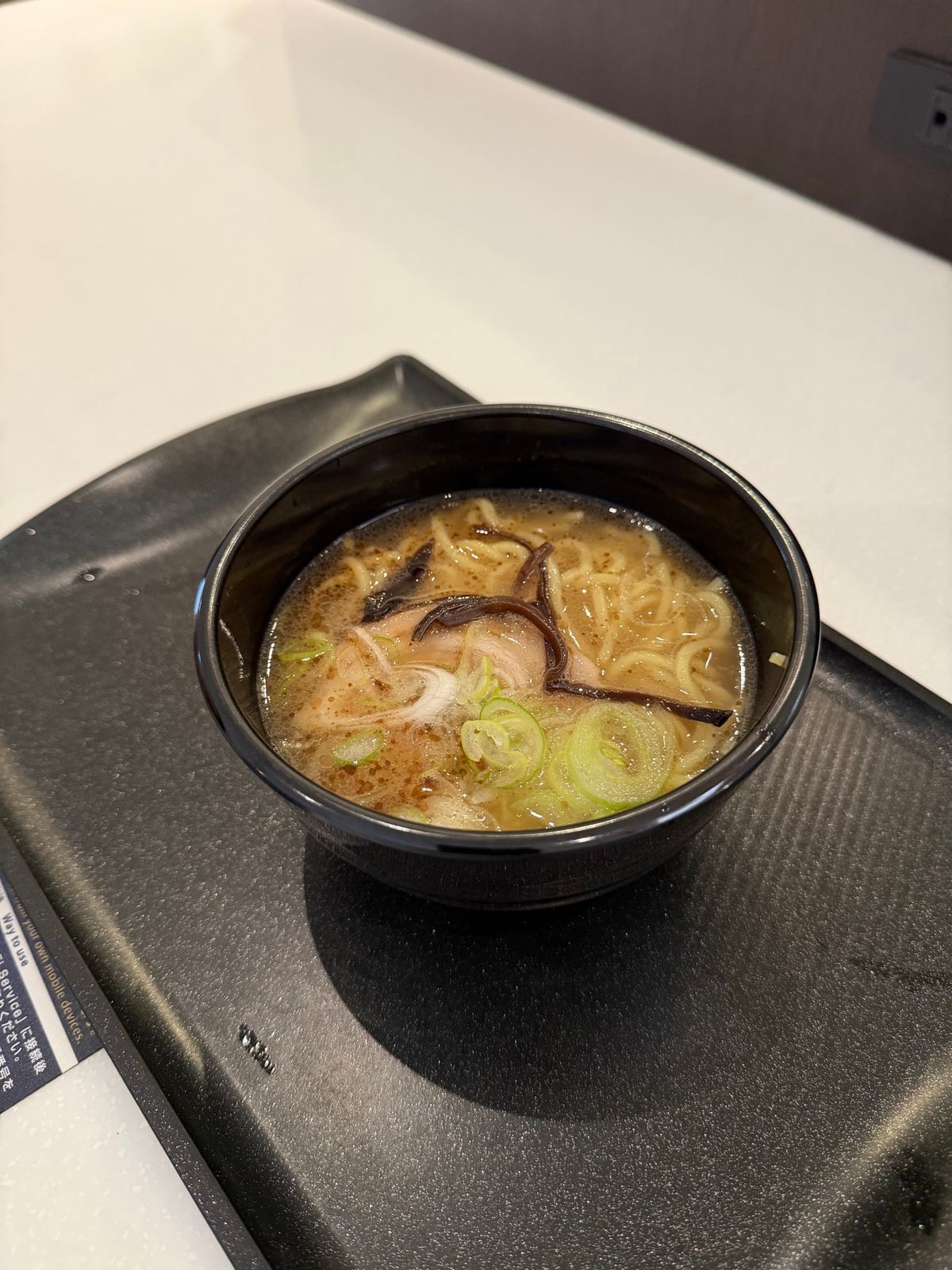 ラウンジでいつものカレーと豚骨ラーメン。ここで夕食を済ませる。