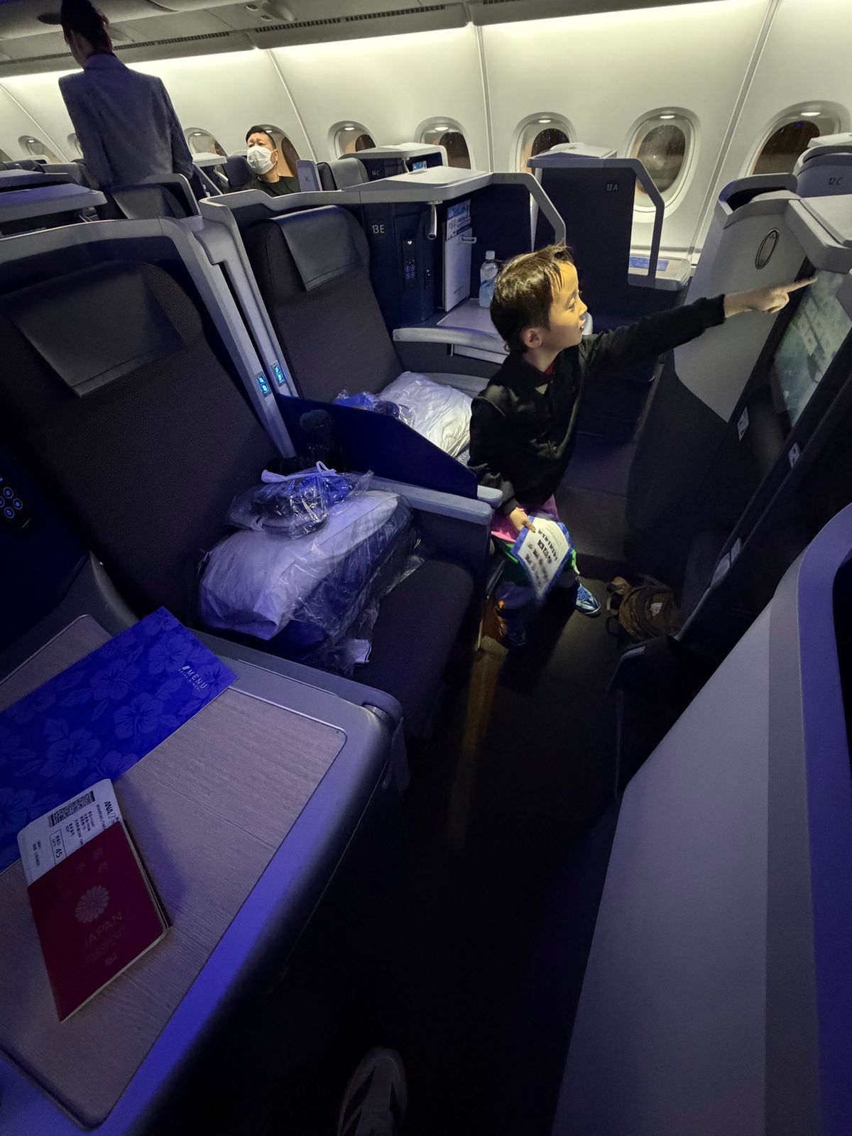 搭乗。今回は2歳児がいたので一番に搭乗。子供に感謝。メニューは見るだけで、...