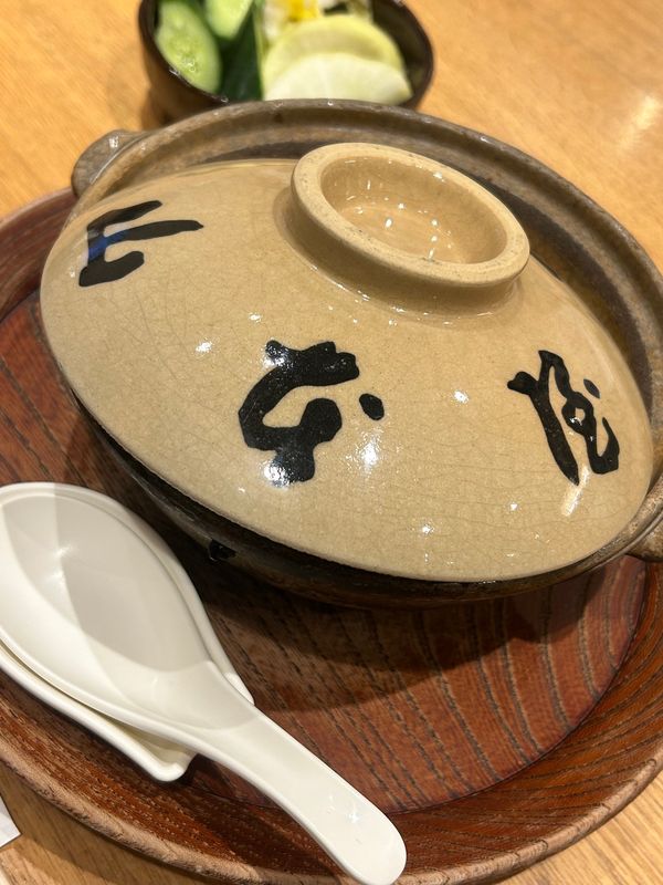 日本・愛知県「濃くて濃くてすごく濃い名古屋」の写真：この日の夕食は山本屋本店の味噌煮込みうど...