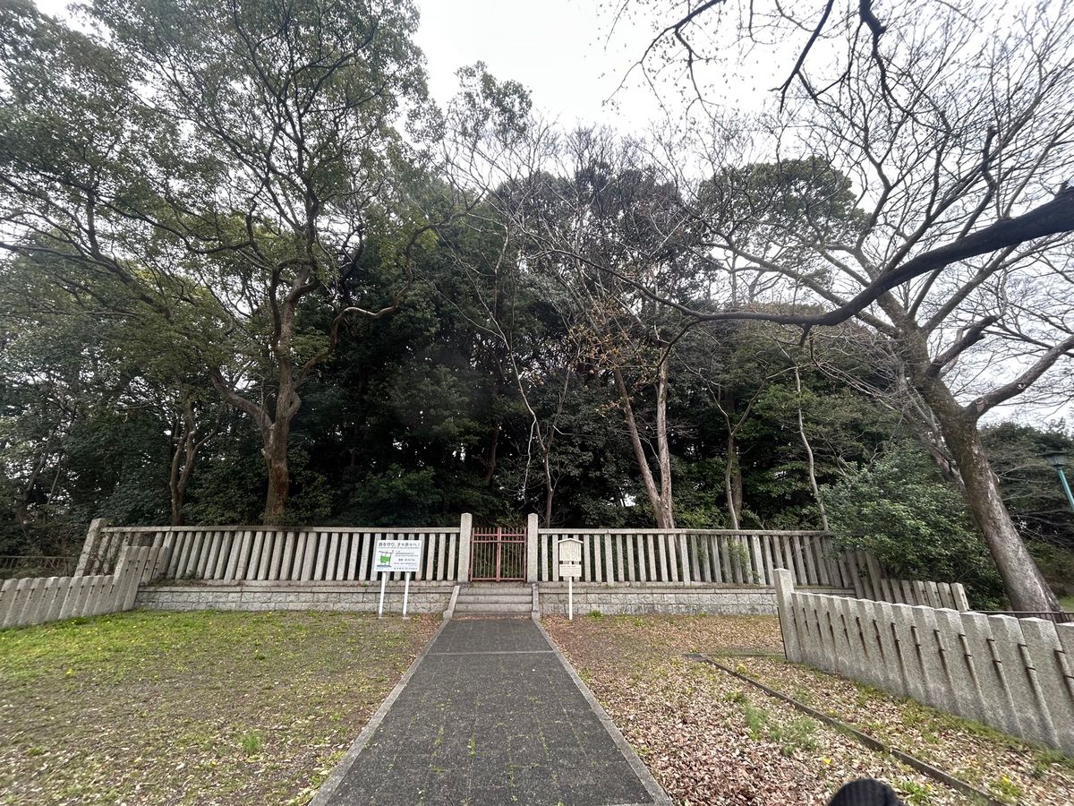 白鳥庭園に行きたいという連れから離れて、一人すぐ近くにある白鳥御陵へ。
倭...