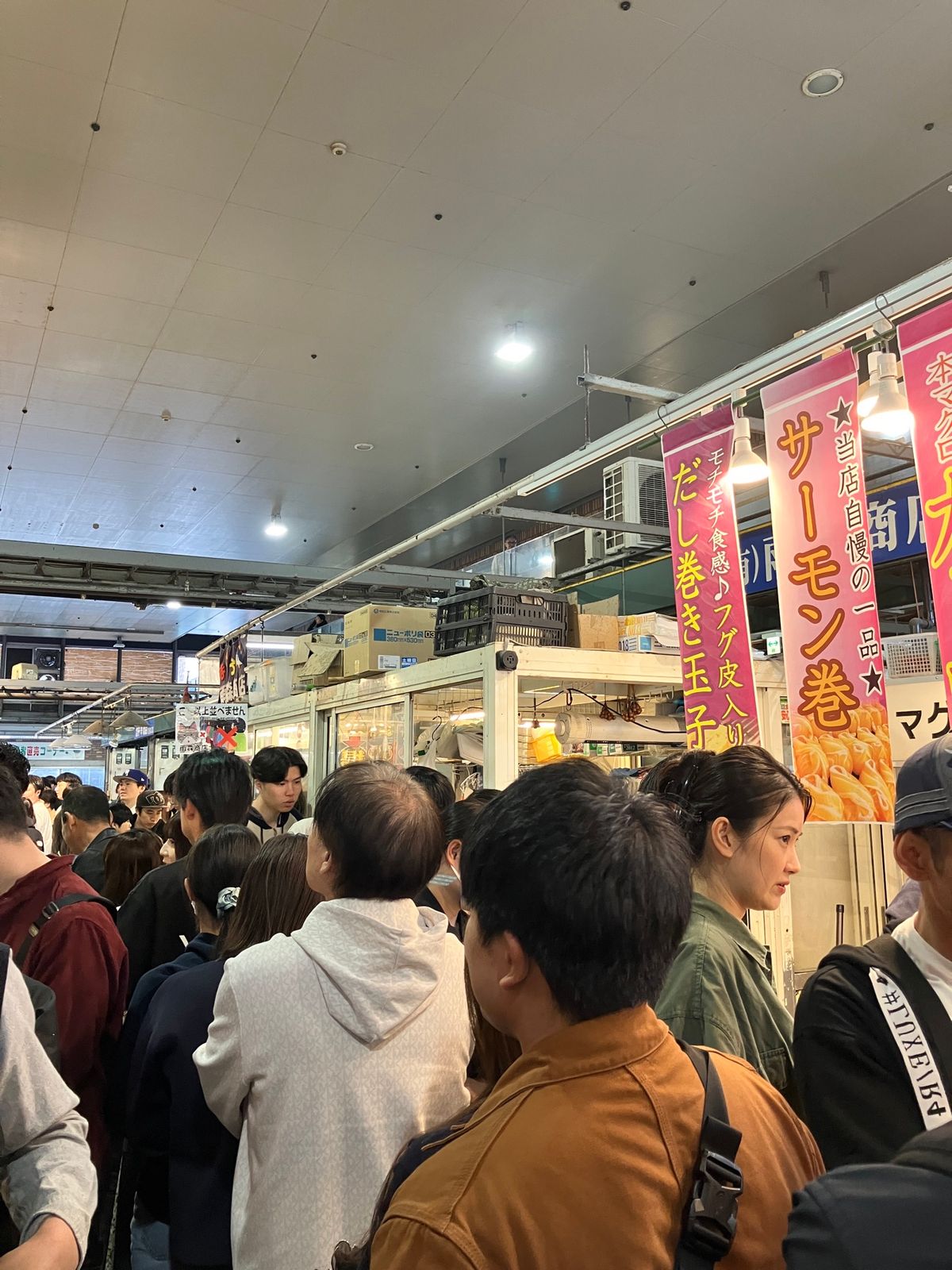 唐戸市場
お目当てのウチワ海老の握りを。
さすがGW、人で溢れかえっていま...
