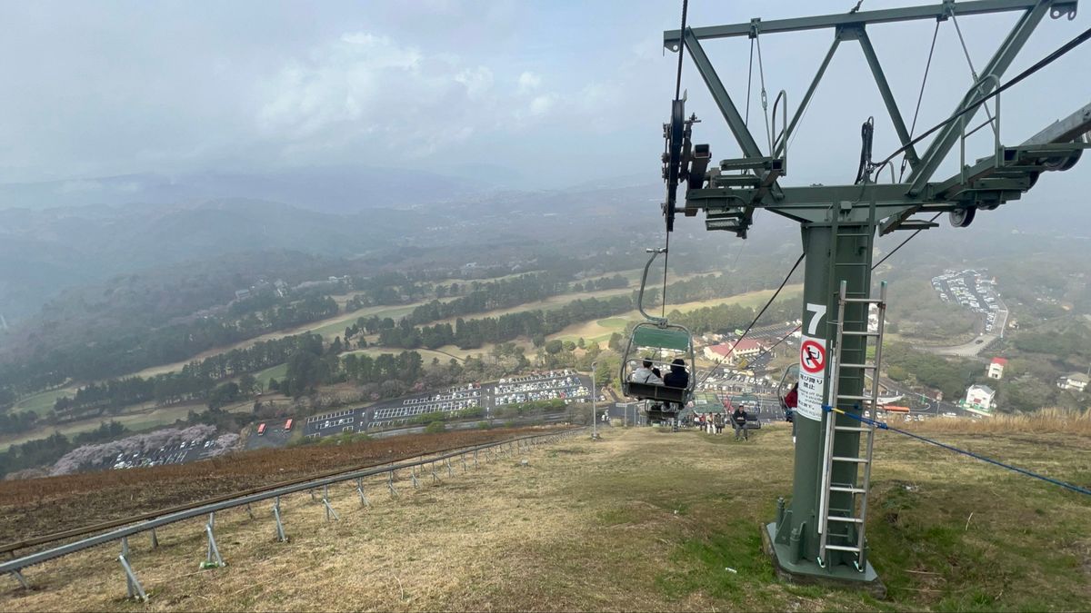 今日の目的地だった大室山。
霧まみれだったのでほぼ先が見えない世界だったけ...
