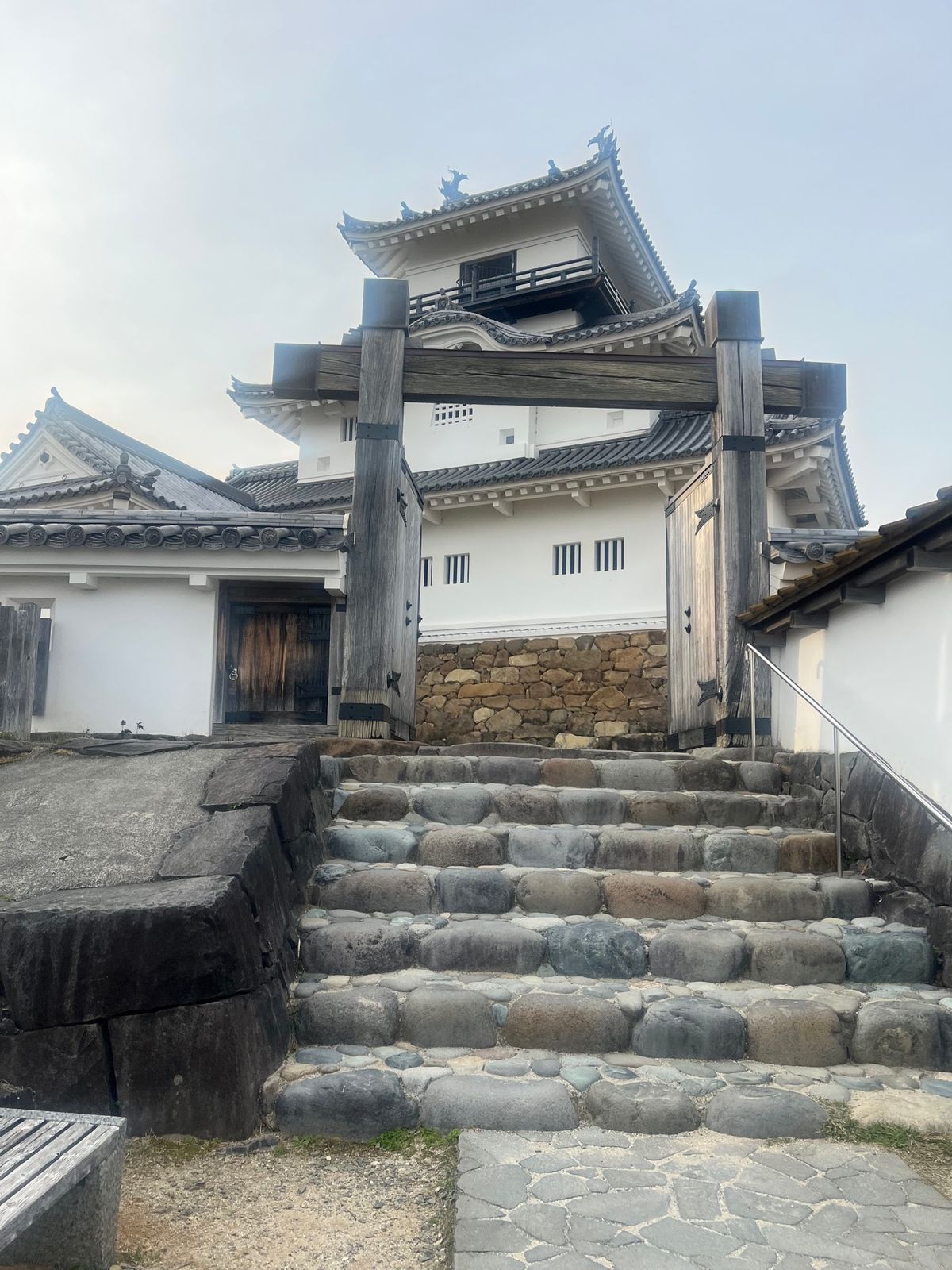 掛川城も行った。
百名城のうちの一つらしい。
子供が城スタンプを集めている...