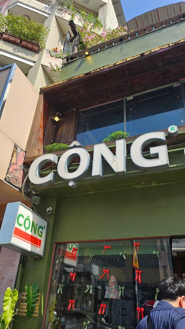 ベトナム・ホーチミン「🇻🇳 ベトナム - ホーチミン 🇻🇳」の写真：ピンクの教会の目の前の有名人気カフェ☕
...