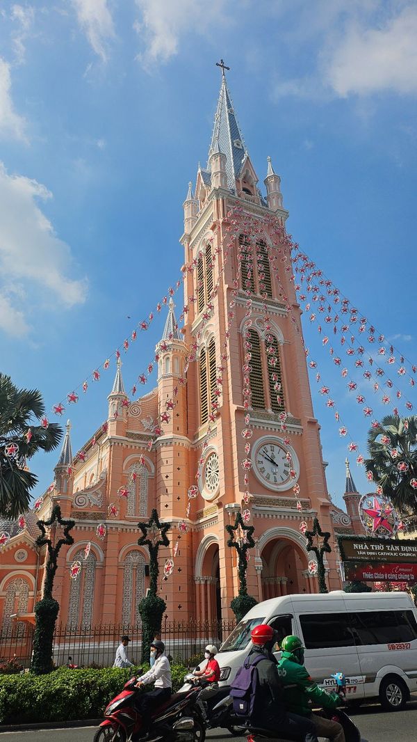 ベトナム・ホーチミン「🇻🇳 ベトナム - ホーチミン 🇻🇳」の写真：可愛いピンクの教会⛪
近くでアオザイをレ...